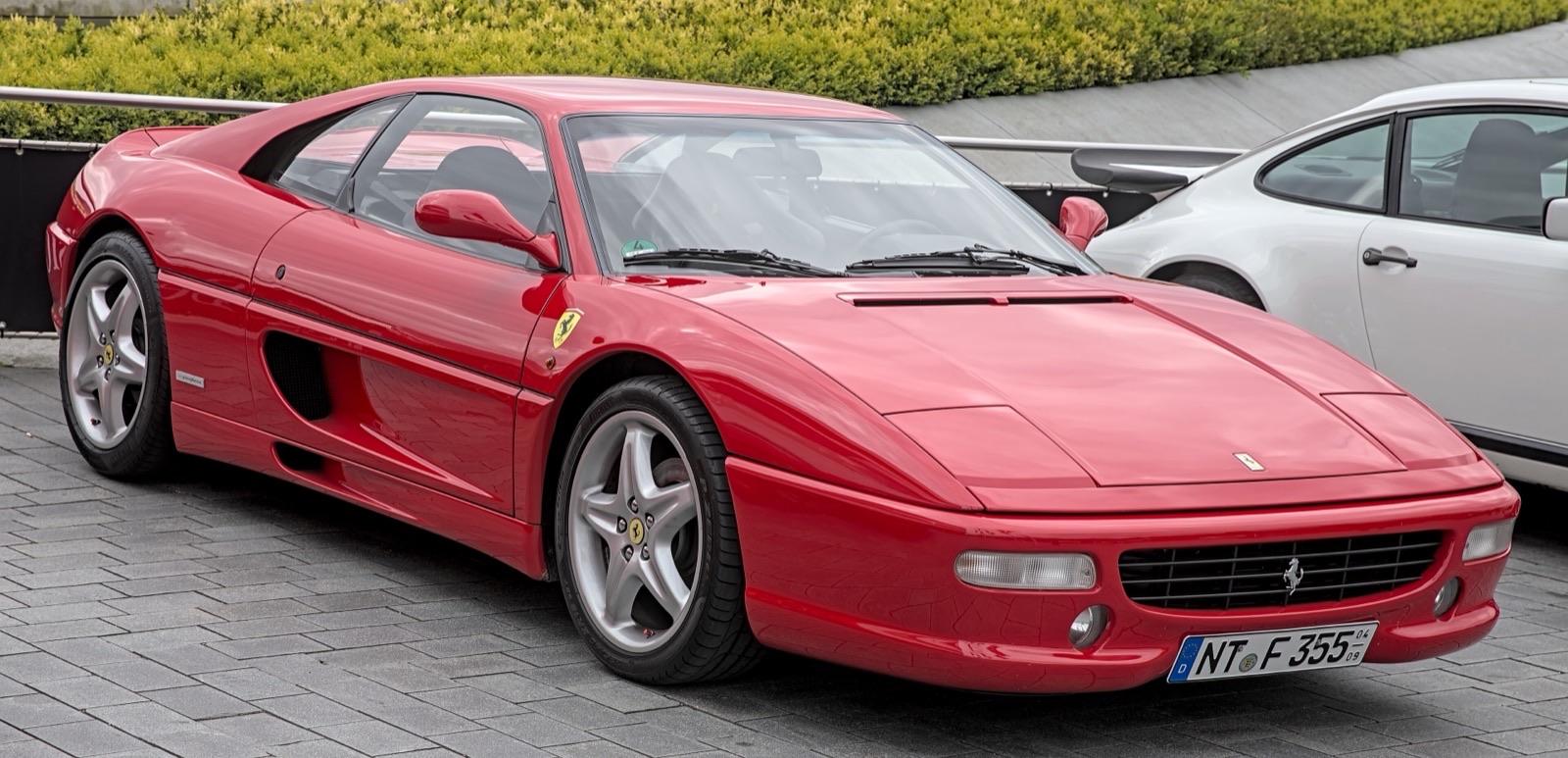 Ferrari F355 press photo