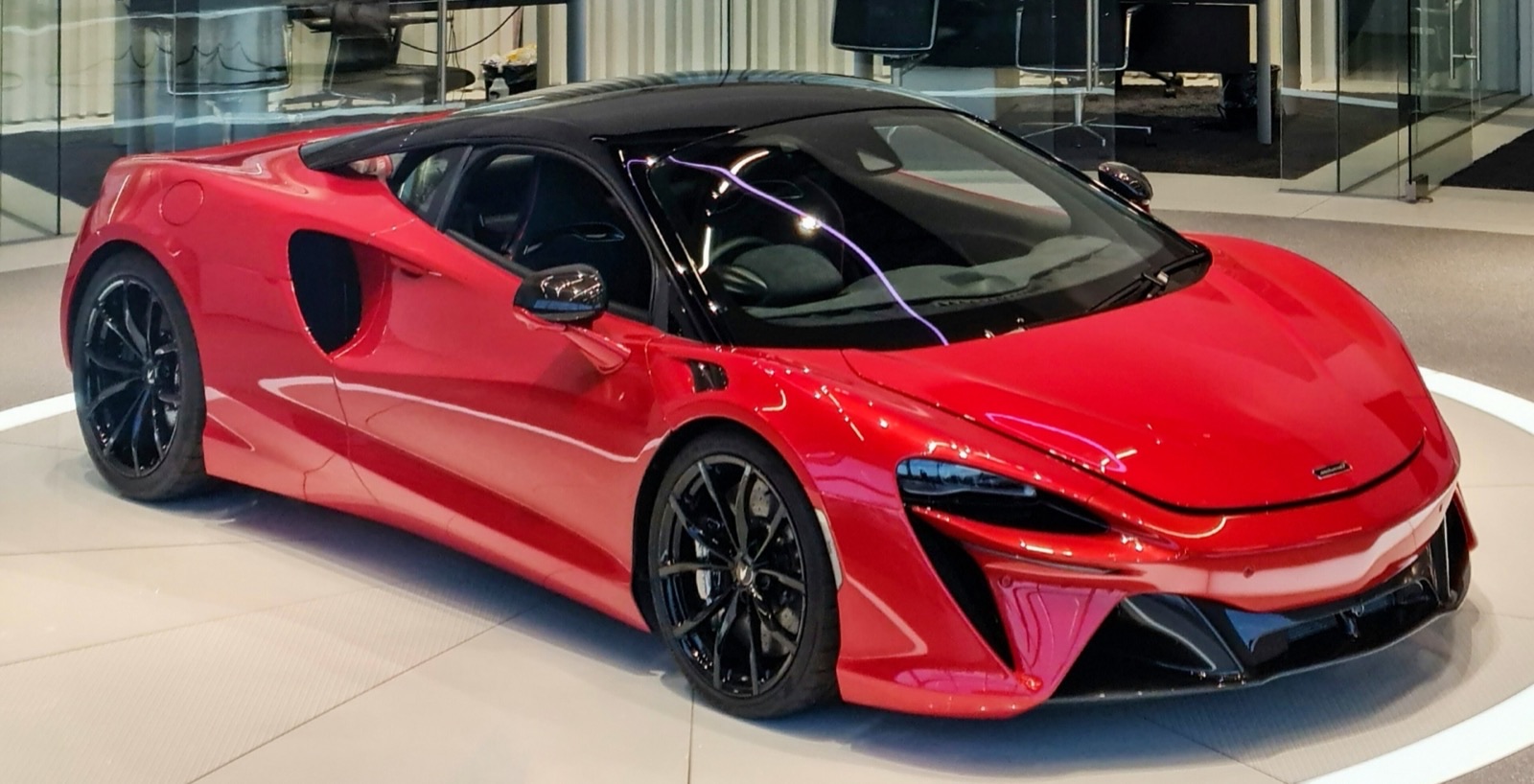 McLaren Artura press photo
