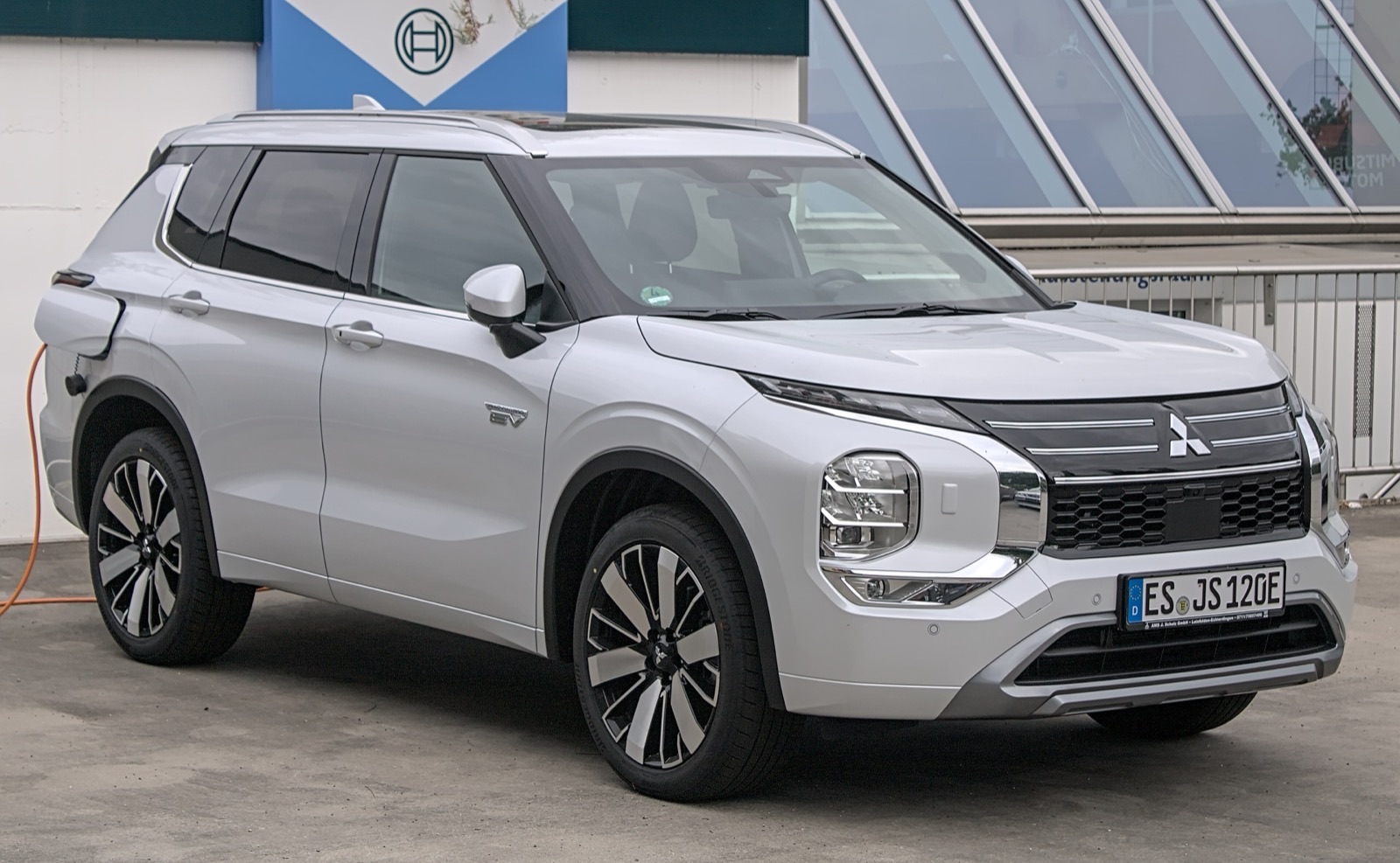 Mitsubishi Outlander press photo