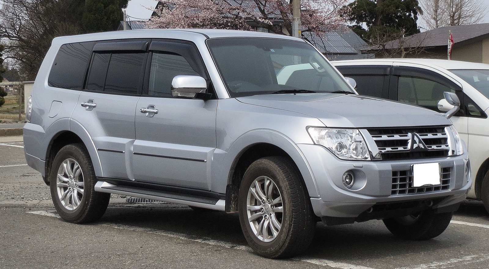 Mitsubishi Shogun press photo