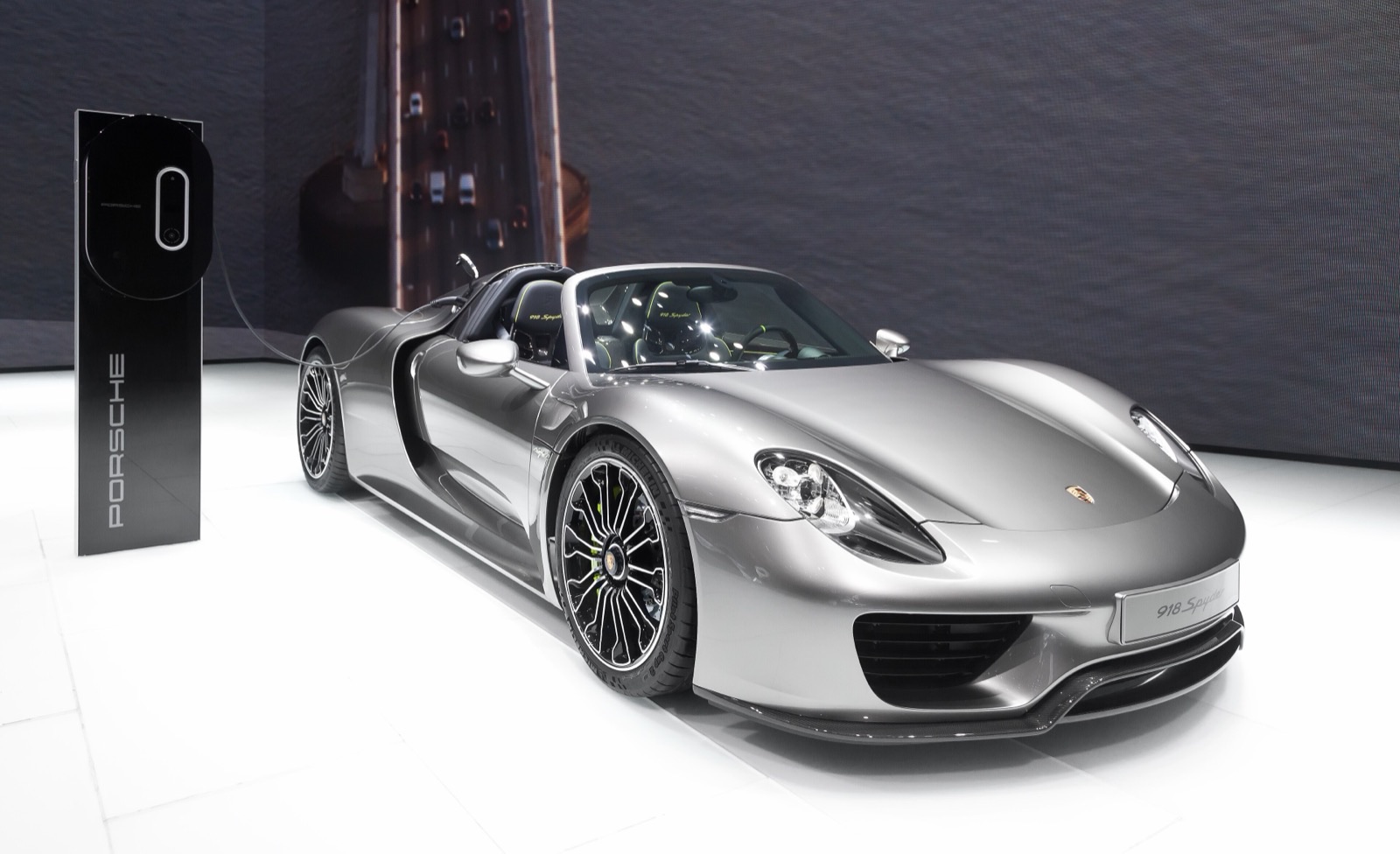 Porsche 918 Spyder press photo